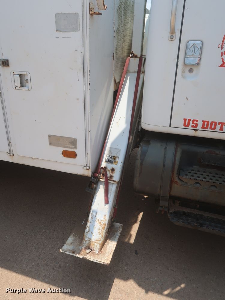 image for item DJ1930 1992 International 4900  service truck