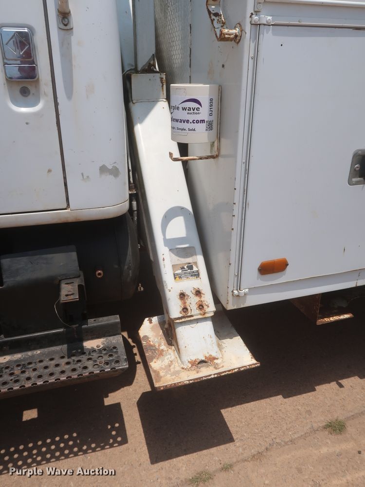 image for item DJ1930 1992 International 4900  service truck