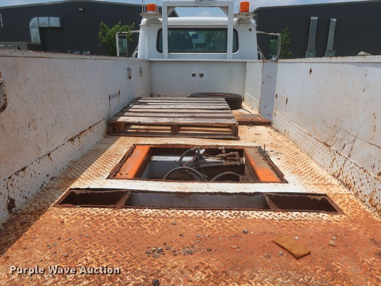 image for item DJ1930 1992 International 4900  service truck