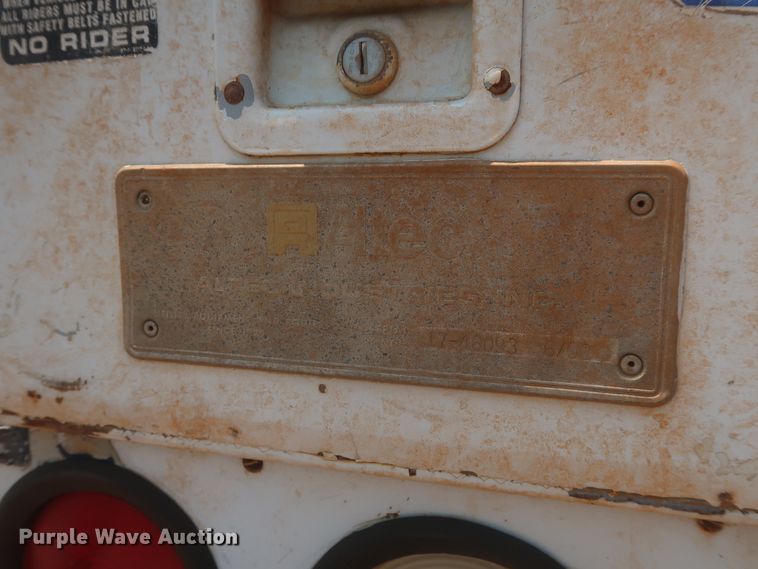 image for item DJ1930 1992 International 4900  service truck