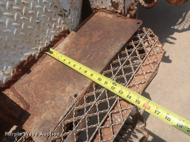 image for item DJ1930 1992 International 4900  service truck