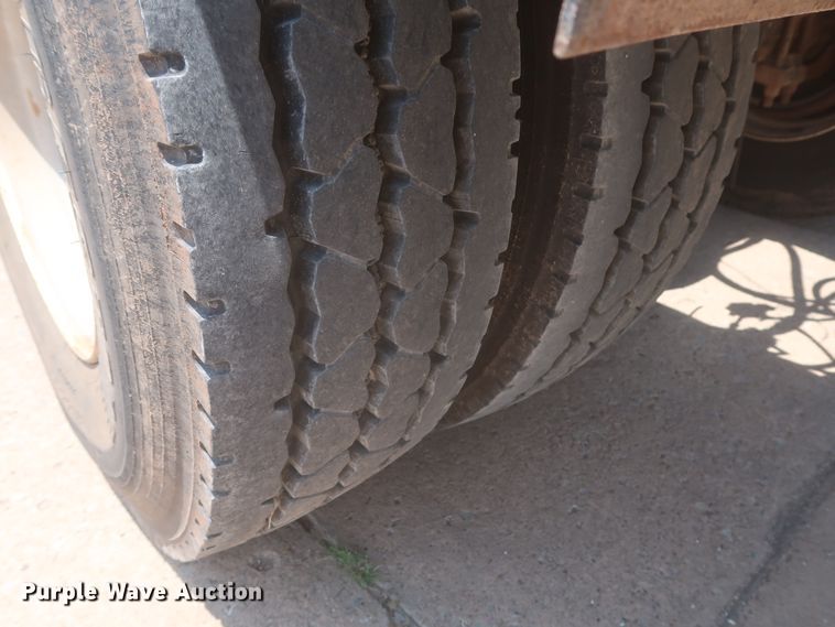 image for item DJ1930 1992 International 4900  service truck