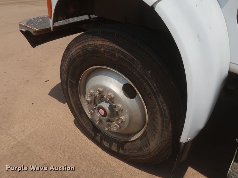 image for item DJ1930 1992 International 4900  service truck