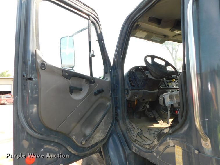 image for item DK8569 2009 Freightliner Business Class M2  hook lift truck