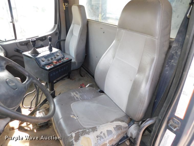 image for item DK8569 2009 Freightliner Business Class M2  hook lift truck