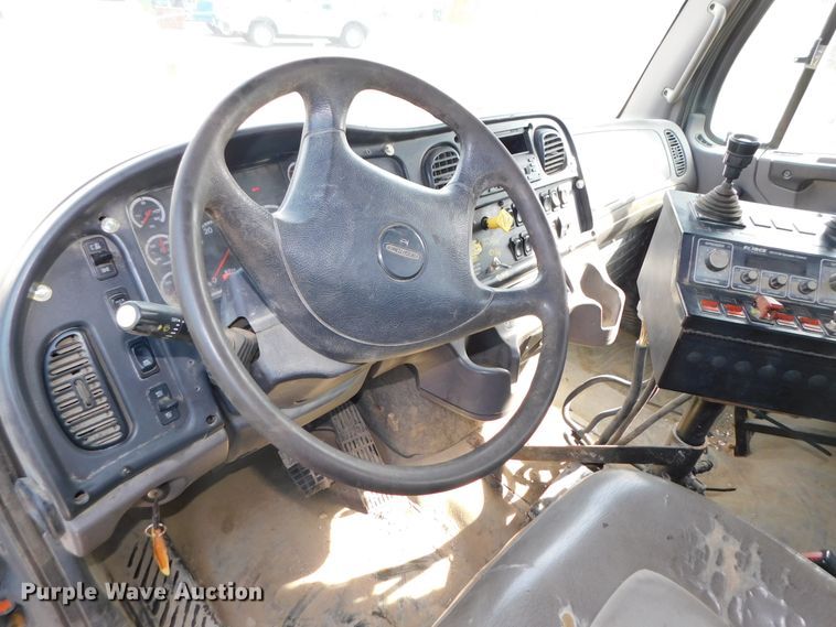 image for item DK8569 2009 Freightliner Business Class M2  hook lift truck