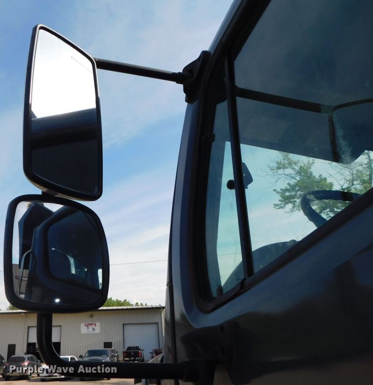 image for item DK8569 2009 Freightliner Business Class M2  hook lift truck