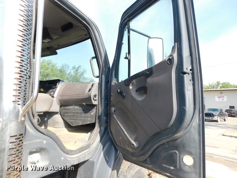 image for item DK8569 2009 Freightliner Business Class M2  hook lift truck