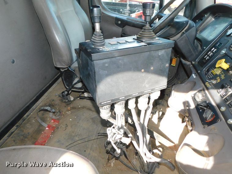 image for item DK8569 2009 Freightliner Business Class M2  hook lift truck