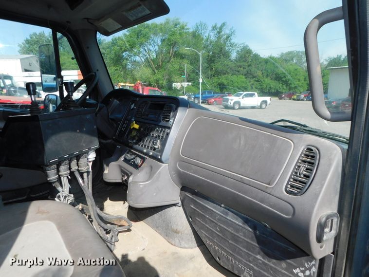 image for item DK8569 2009 Freightliner Business Class M2  hook lift truck