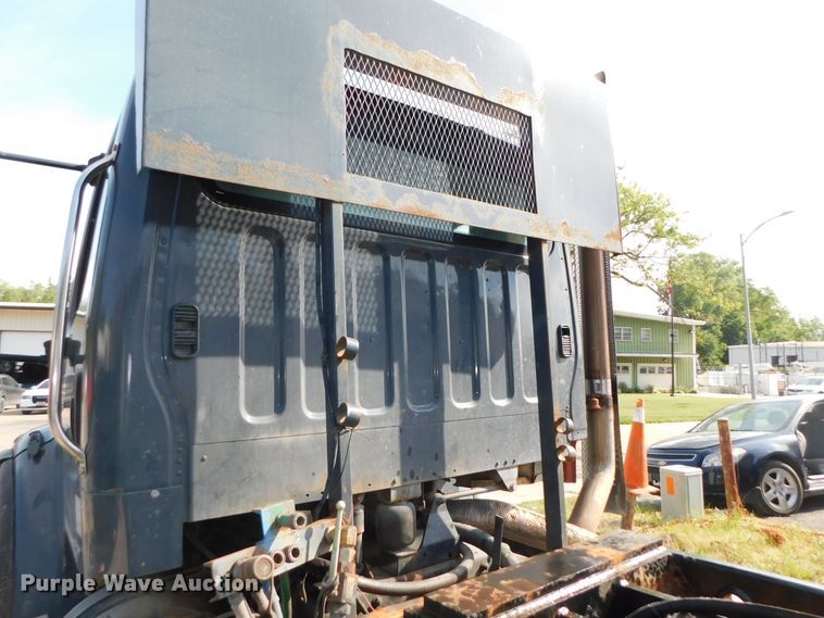 image for item DK8569 2009 Freightliner Business Class M2  hook lift truck