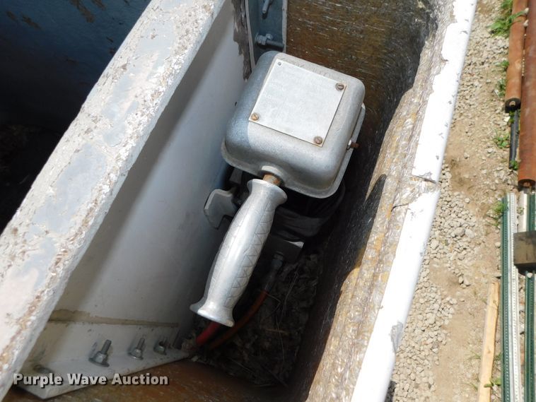 image for item DK8571 2000 Ford F750 Super Duty  bucket truck