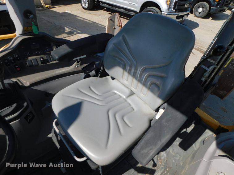 image for item DK8572 2015 Volvo BL60B  backhoe