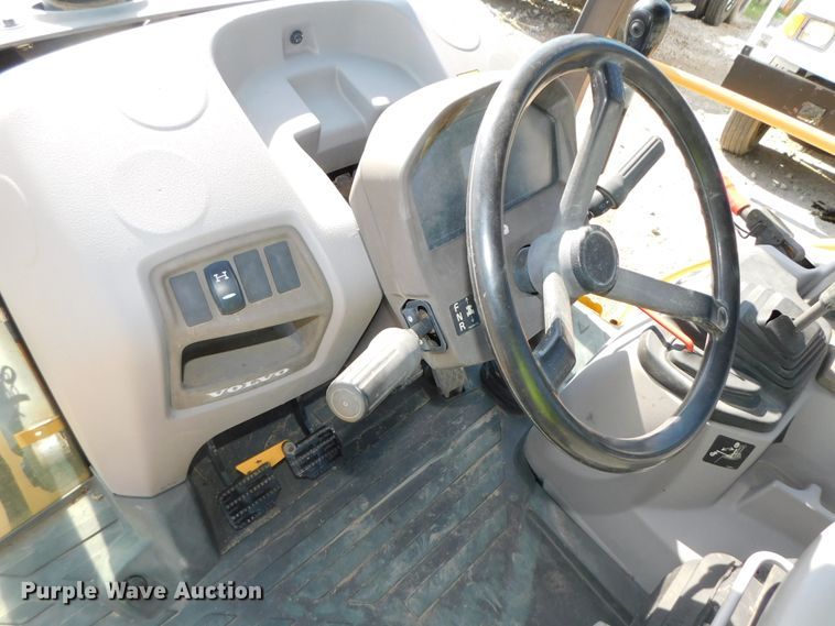 image for item DK8572 2015 Volvo BL60B  backhoe