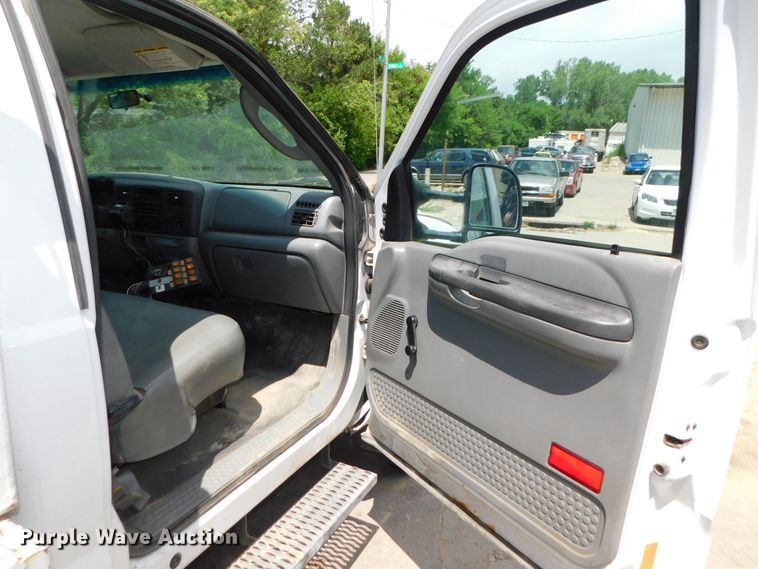 image for item DK8577 2004 Ford F550 Super Duty XL  utility / service truck
