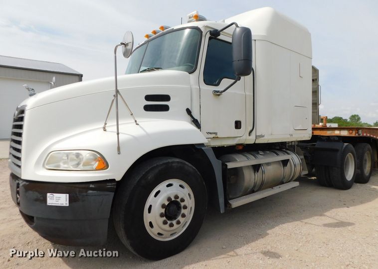 image for item DK8589 2004 Mack Vision CX613  semi truck