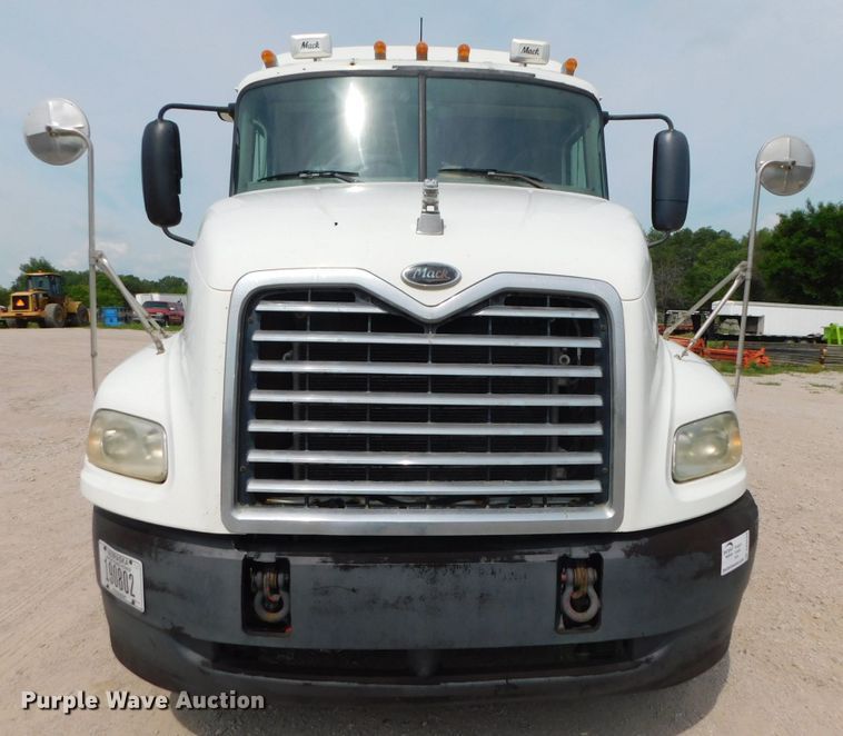 image for item DK8589 2004 Mack Vision CX613  semi truck