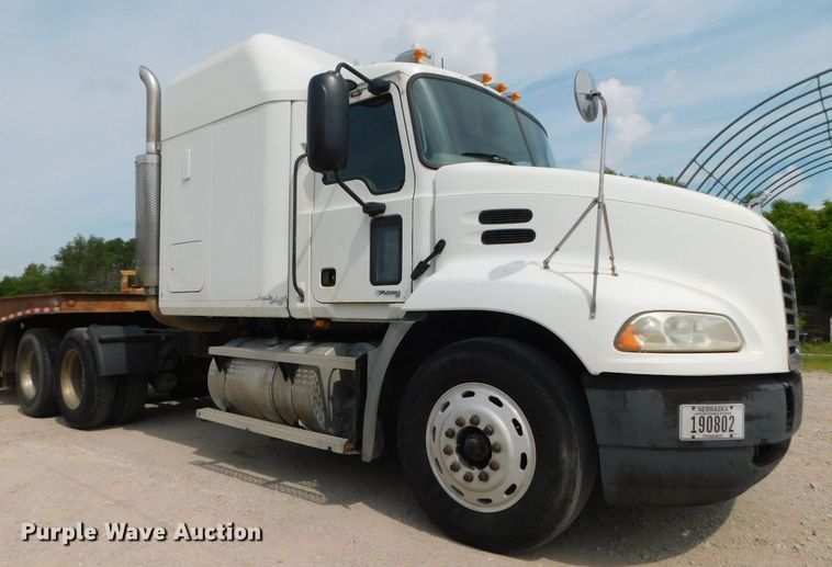 image for item DK8589 2004 Mack Vision CX613  semi truck