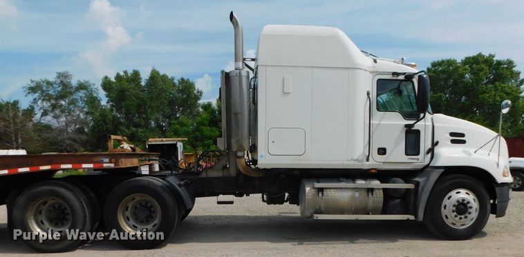 image for item DK8589 2004 Mack Vision CX613  semi truck