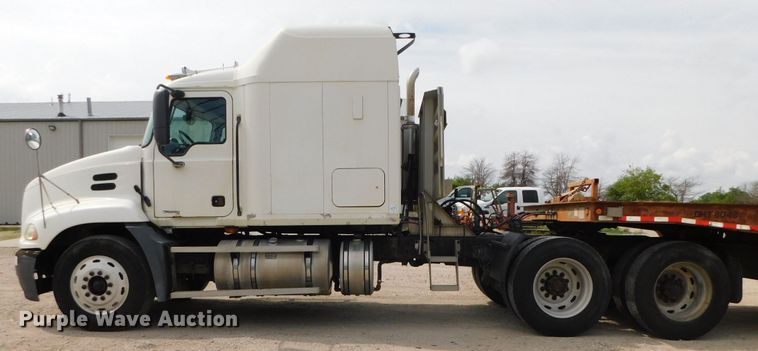 image for item DK8589 2004 Mack Vision CX613  semi truck