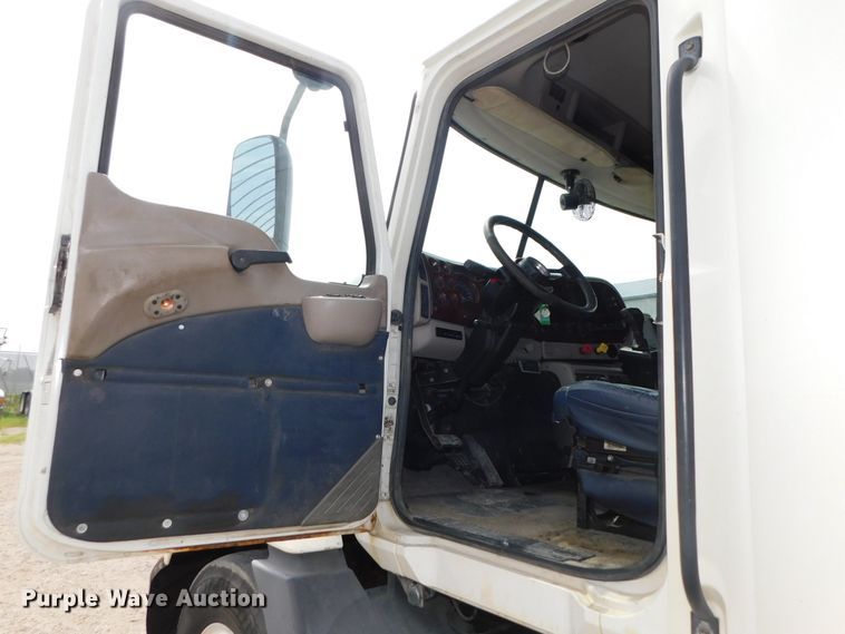 image for item DK8589 2004 Mack Vision CX613  semi truck