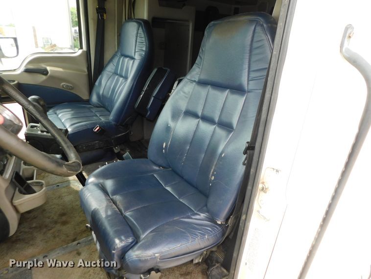 image for item DK8589 2004 Mack Vision CX613  semi truck