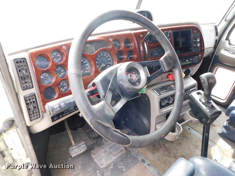 image for item DK8589 2004 Mack Vision CX613  semi truck