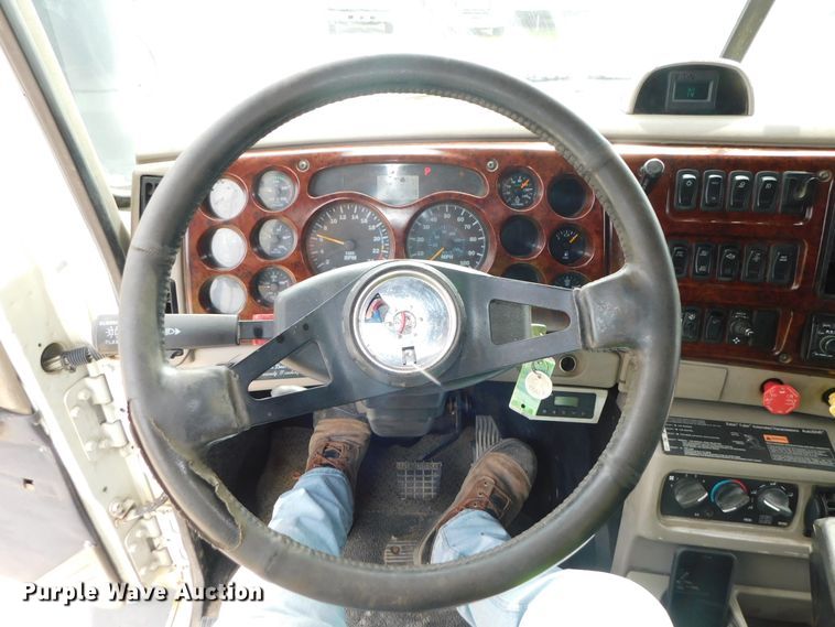 image for item DK8589 2004 Mack Vision CX613  semi truck