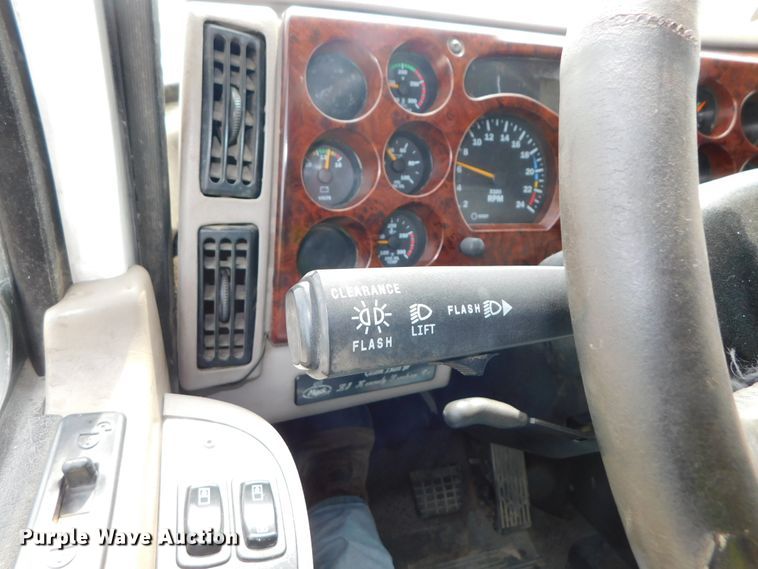 image for item DK8589 2004 Mack Vision CX613  semi truck