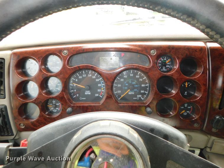 image for item DK8589 2004 Mack Vision CX613  semi truck