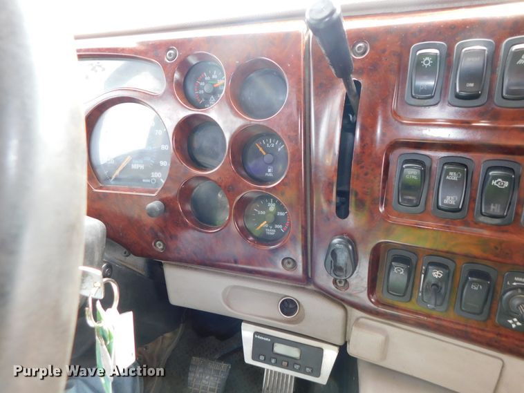 image for item DK8589 2004 Mack Vision CX613  semi truck