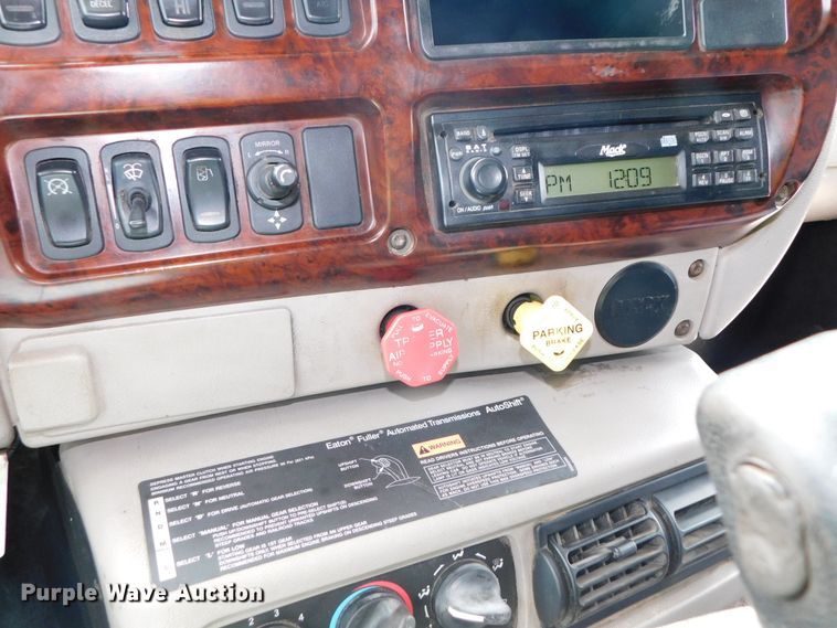 image for item DK8589 2004 Mack Vision CX613  semi truck