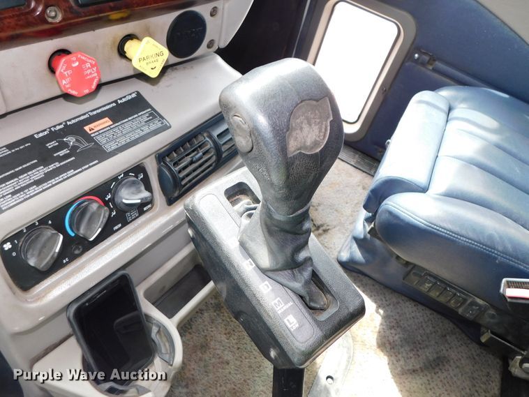 image for item DK8589 2004 Mack Vision CX613  semi truck