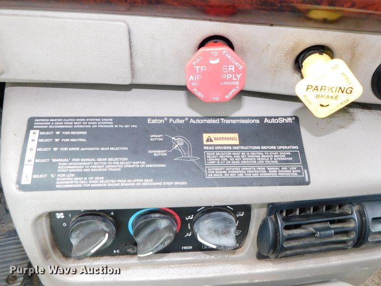 image for item DK8589 2004 Mack Vision CX613  semi truck