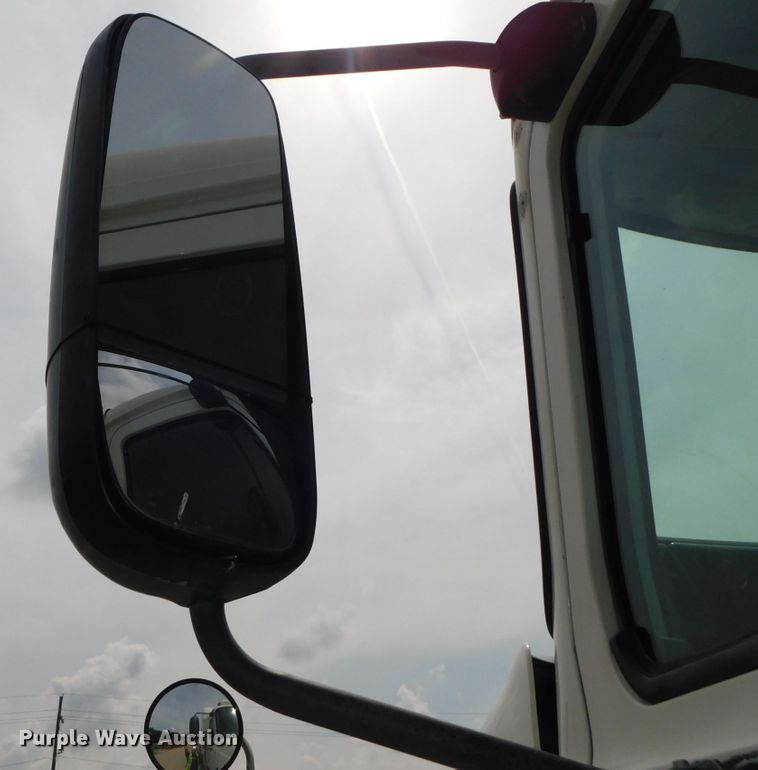 image for item DK8589 2004 Mack Vision CX613  semi truck