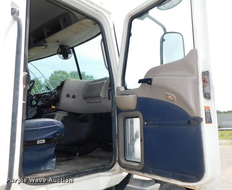 image for item DK8589 2004 Mack Vision CX613  semi truck