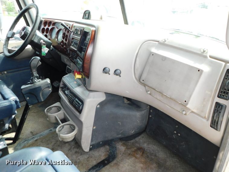 image for item DK8589 2004 Mack Vision CX613  semi truck