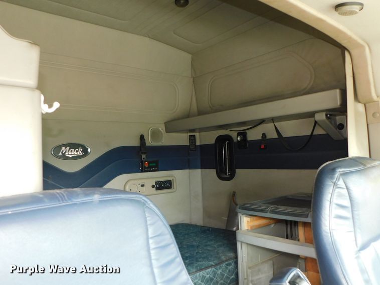 image for item DK8589 2004 Mack Vision CX613  semi truck