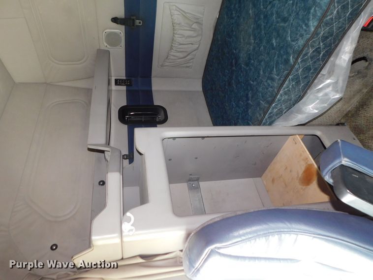 image for item DK8589 2004 Mack Vision CX613  semi truck