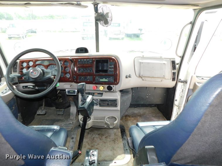 image for item DK8589 2004 Mack Vision CX613  semi truck