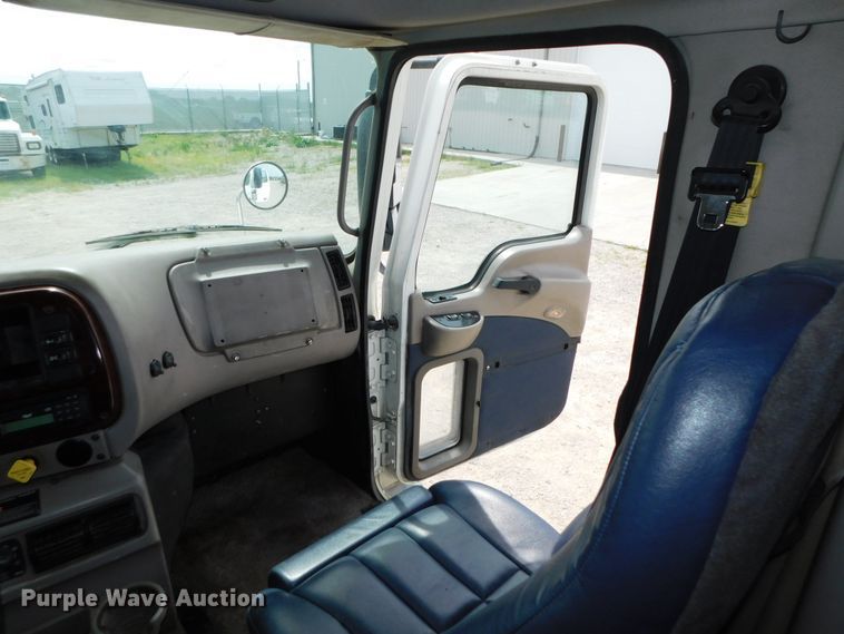 image for item DK8589 2004 Mack Vision CX613  semi truck