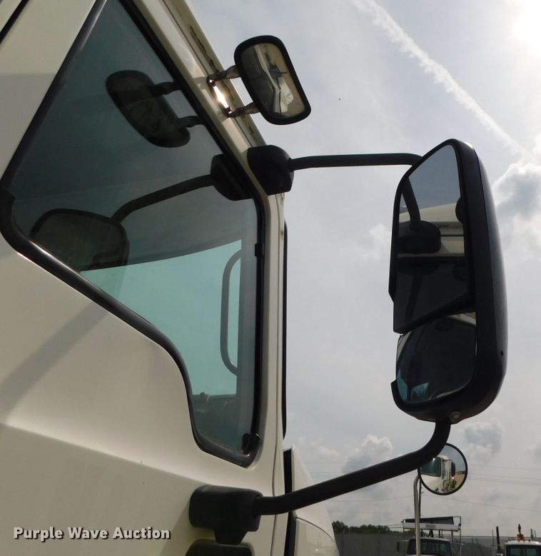 image for item DK8589 2004 Mack Vision CX613  semi truck