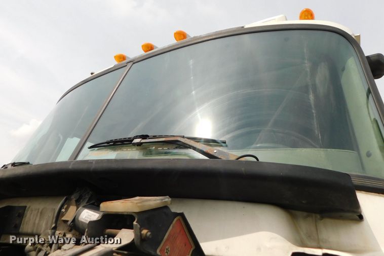 image for item DK8589 2004 Mack Vision CX613  semi truck