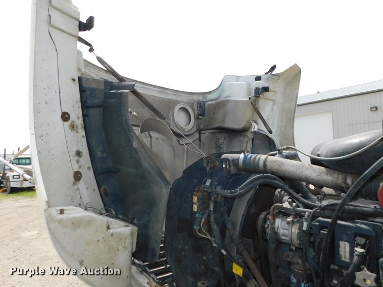 image for item DK8589 2004 Mack Vision CX613  semi truck