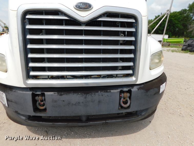 image for item DK8589 2004 Mack Vision CX613  semi truck