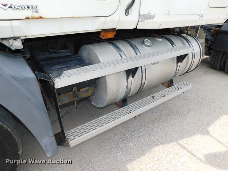 image for item DK8589 2004 Mack Vision CX613  semi truck