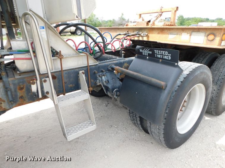 image for item DK8589 2004 Mack Vision CX613  semi truck