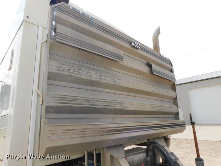 image for item DK8589 2004 Mack Vision CX613  semi truck