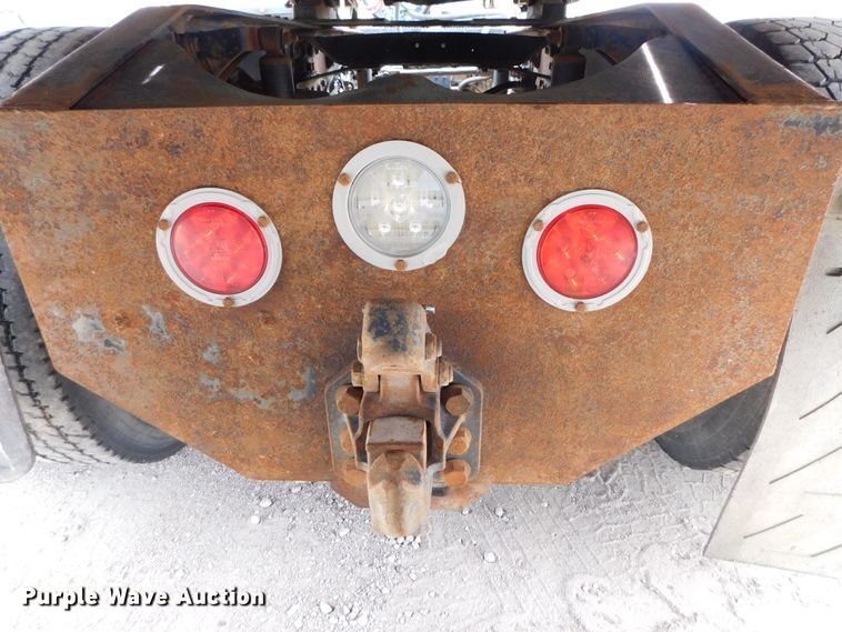 image for item DK8589 2004 Mack Vision CX613  semi truck