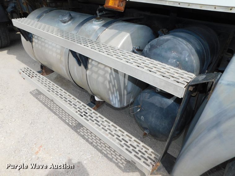 image for item DK8589 2004 Mack Vision CX613  semi truck